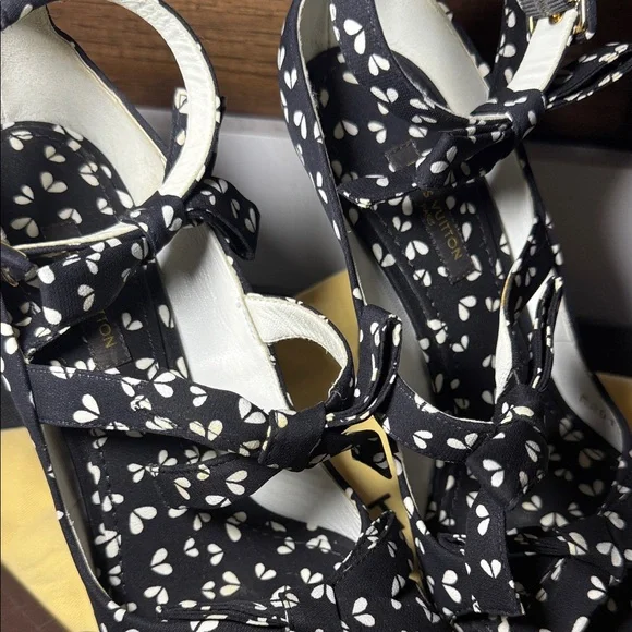 Louis Vuitton 2011 Marc Jacobs Era Heart Print Bow Wedge Sandals - Picture 4 of 11